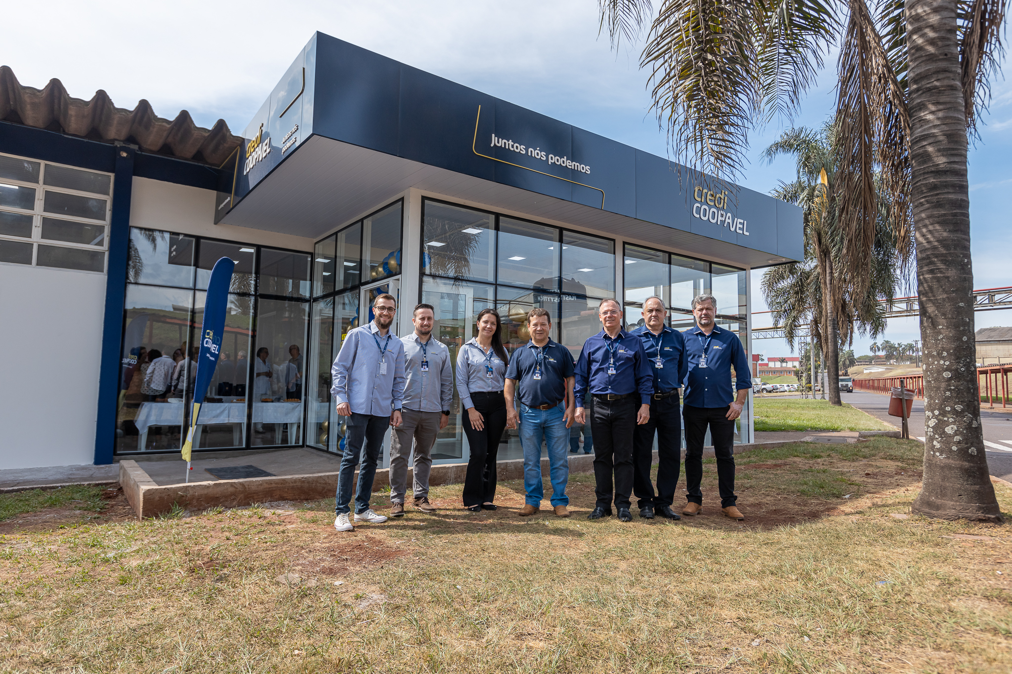 Fotografia da equipe de colaboradores (7) da Credicoopavel em frente a agncia, em Cascavel/PR.